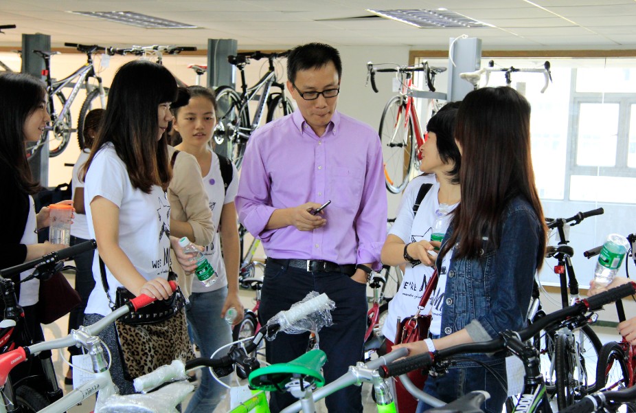 我們參觀了高端自行車展廳以及整體產品線:公路車,山地車,摺疊車,全