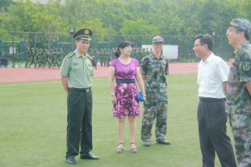 学院众领导来到训练场上慰问新生