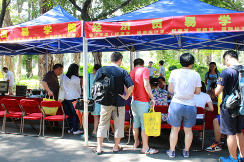 许多考生和家长纷纷上前咨询