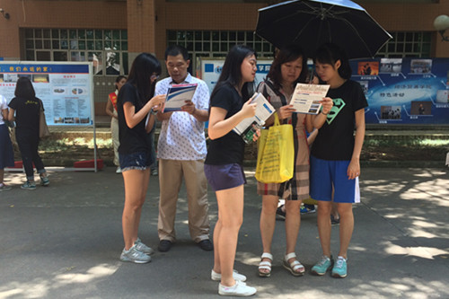 工作人员向家长积极介绍经贸学院