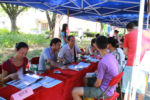 学院老师耐心解答家长的问题