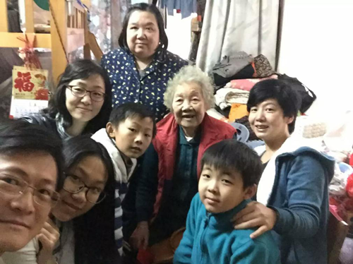 志愿者和受访家庭合影