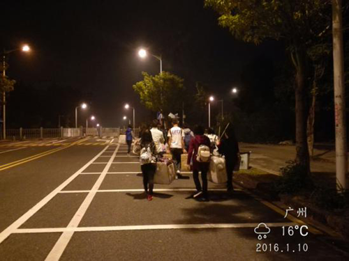 首批担任工作人员的学生志愿者从学校出发