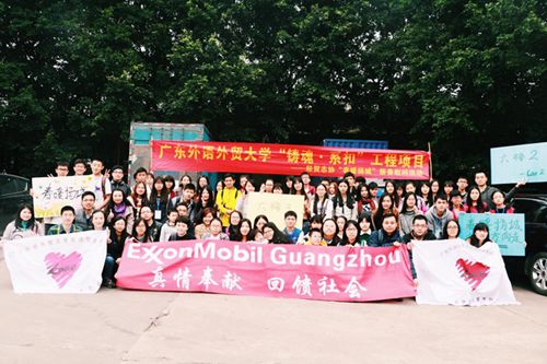 第一批志愿者出发前合影